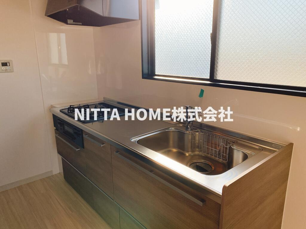 花太コーポ篠尾のキッチン|目の前に小窓がついている３口コンロのキッチンです◎