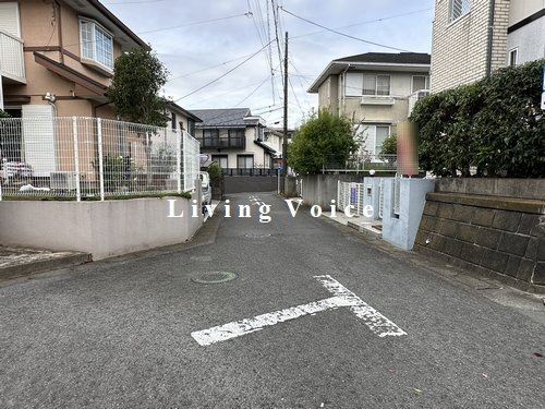 【前面道路含む現地写真】 | 【仲介手数料０円】厚木市毛利台2丁目　中古一戸建て | 厚木市毛利台2丁目　中古一戸建て