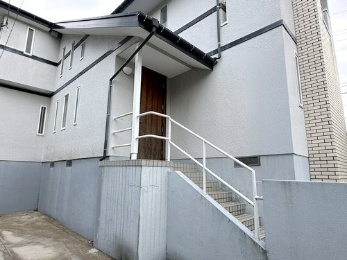 【エントランス】 | 【仲介手数料０円】厚木市毛利台2丁目　中古一戸建て | 厚木市毛利台2丁目　中古一戸建て