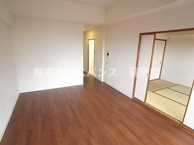 【居間・リビング】 | ロイヤルステージ本千葉 | ゆったり過ごせるリビングです