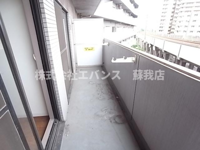 【バルコニー】 | ロイヤルステージ本千葉 | 暖かな日差しのふりそそぐバルコニー