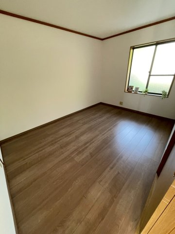 サンライフ山中の洋室