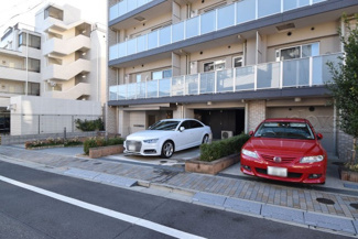 【駐車場】 | マンションの駐車場スペース。空きの有無や駐車料金、サイズ規定などについては、改めてお問い合わせください。～即日のご見学可能～　お問合せはお気軽にどうぞ。