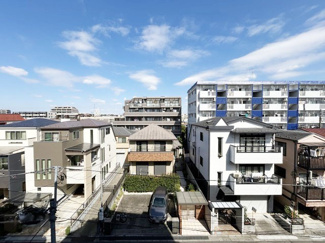 【展望】 | 眼前に広がる空の雄大さと、このお部屋の自慢の一つである「眺望」をご覧ください。毎日、この景色を独り占めできる新生活に夢が広がります。～即日のご見学可能～　お問合せはお気軽にどうぞ。