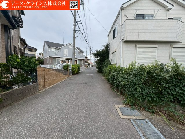 【前面道路含む現地写真】 | 柏市花野井 | 建築条件なし。思い描いたマイホームを、そのままカタチに。陽当たりも良く、ガーデニングや家庭菜園にもぴったりのゆとりある敷地。資産としても魅力のある立地で、将来を見据えた住まい選びを。