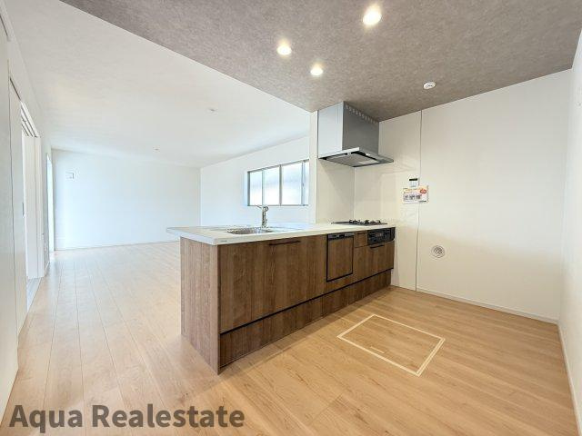 高松市上天神町新築戸建の居間・リビング|キッチンでお料理をお楽しみください