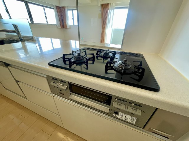 アルファステイツ平成のキッチン|ガスは都市ガスです。三ツ口コンロでお料理の効率もあがります。