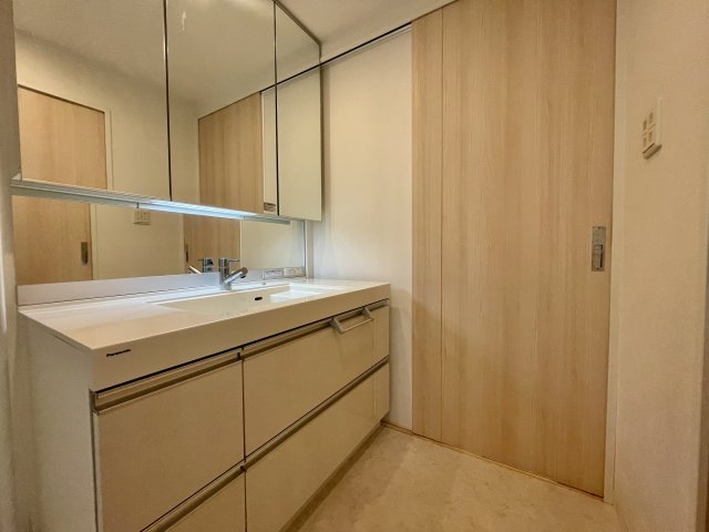 アルファステイツ平成の独立洗面台|大人2名並んでも余裕のある広さです。朝の身支度もスムーズに行えます。