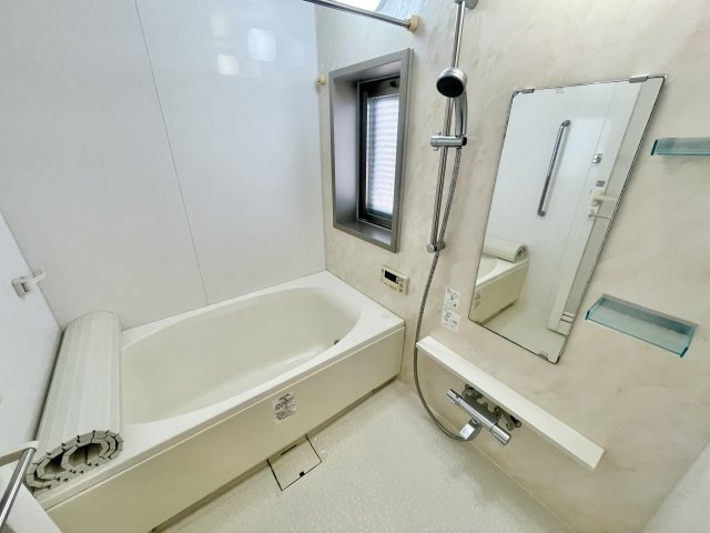 アルファステイツ平成の浴室|浴室には開口部があります。大きな浴槽で1日に疲れを癒せます。