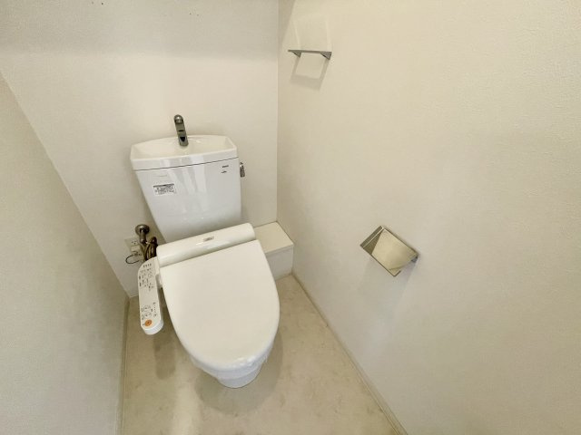 アルファステイツ平成のトイレ|温水洗浄便座です。壁には手すりも設置されています。