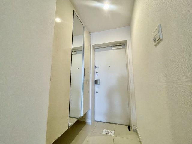 アルファステイツ平成の玄関|玄関にはお出かけ前の身支度もチェックできる鏡も設置されています。