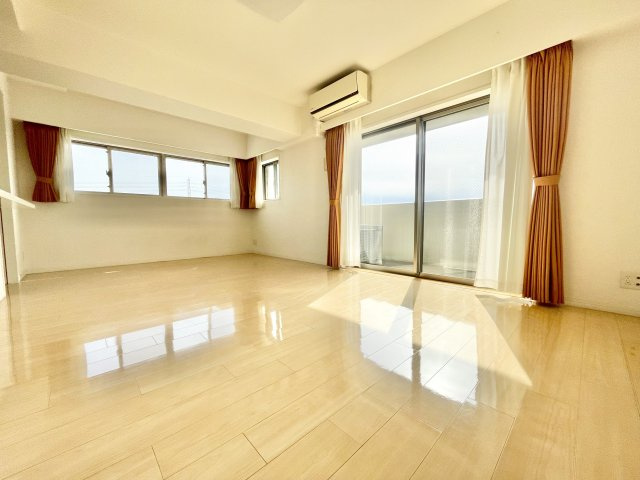 アルファステイツ平成の居間・リビング|角部屋なので二面採光です。フローリングも明るい色を採用していますのでお部屋全体が明るい印象です。