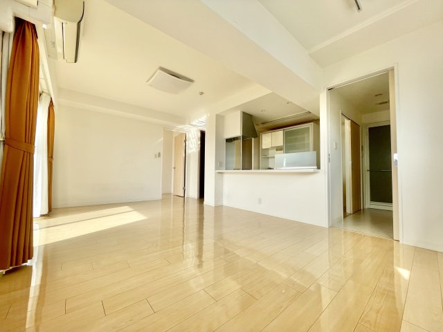 アルファステイツ平成の居間・リビング|南東の角部屋なので午前中から室内に日が差し込みます。約13.7帖のリビングダイニングです。