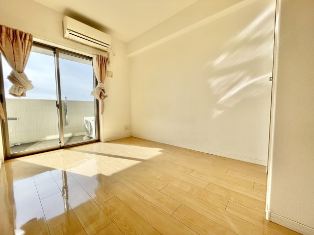 アルファステイツ平成の洋室|リビングに隣接する洋室は5.0帖あります。各部屋に収納完備されています。