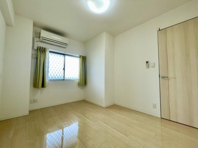 アルファステイツ平成の洋室|6帖の洋室にはエアコンが設置されています。
