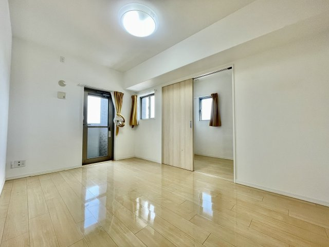 アルファステイツ平成の洋室|7帖の洋室には北側にバルコニーが配置されています。