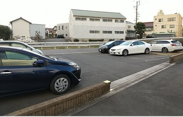 スプリングウッドの駐車場