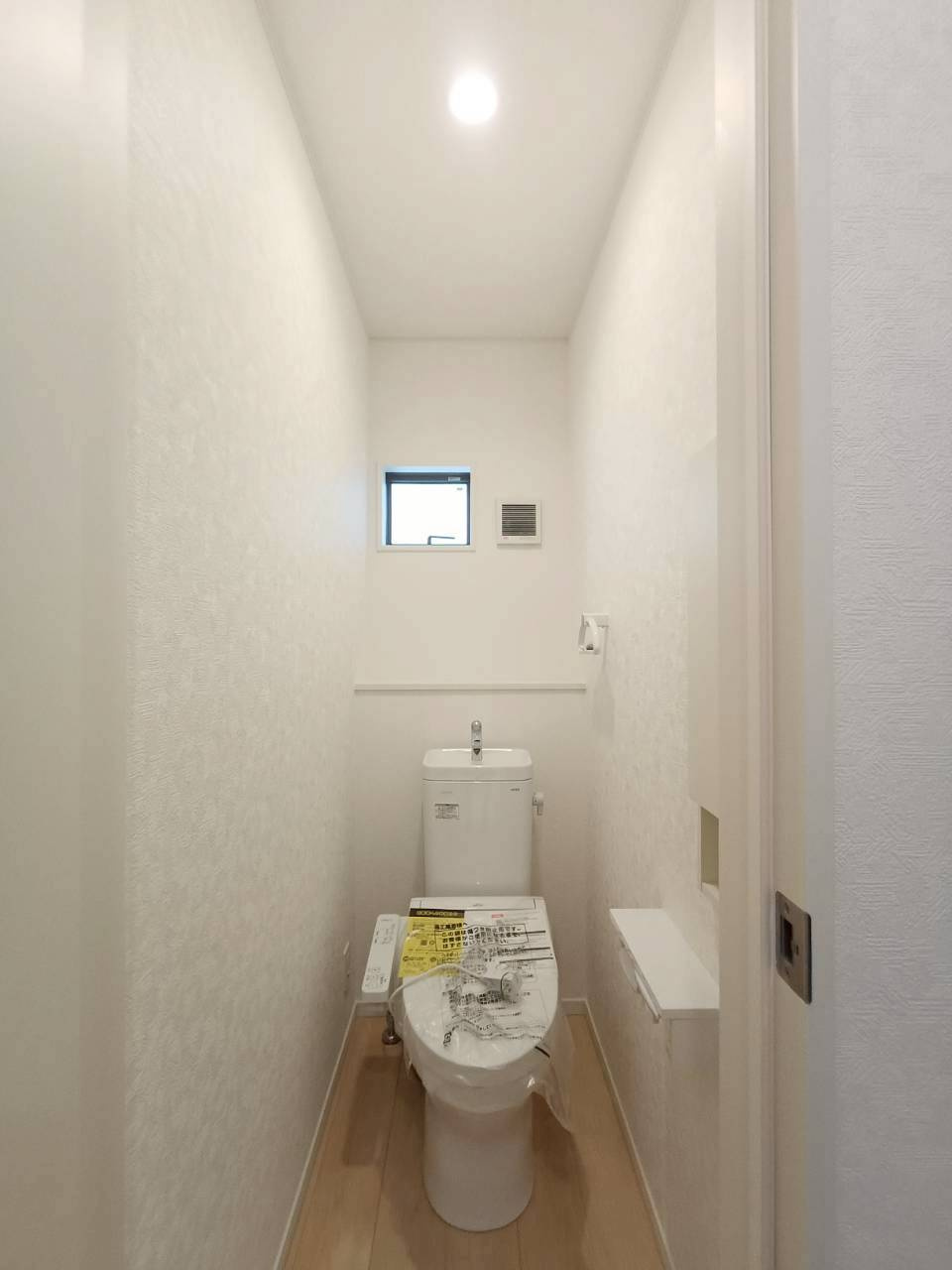 三郷市　彦成1丁目　新築戸建　全1棟のトイレ|1・2階にあるので、忙しい朝の時間帯も困りませんね