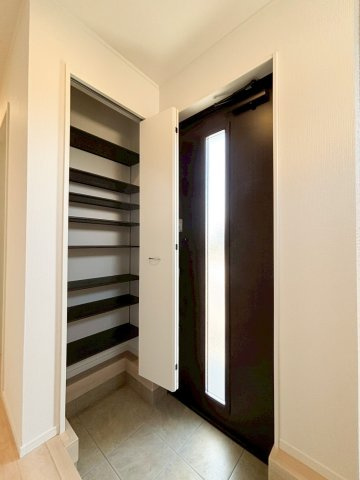 三郷市　彦成1丁目　新築戸建　全1棟の玄関|施工例です