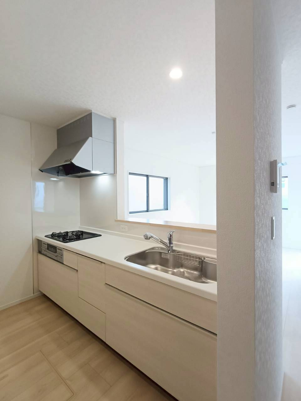 三郷市　彦成1丁目　新築戸建　全1棟のキッチン|家族との対話が楽しめるオープン・キッチンを採用。