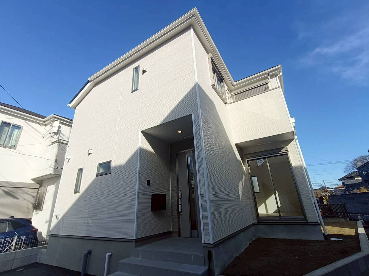 三郷市　彦成1丁目　新築戸建　全1棟の外観|白を基調とした清潔感あふれる外観。青空に映えるスタイリッシュなデザインです