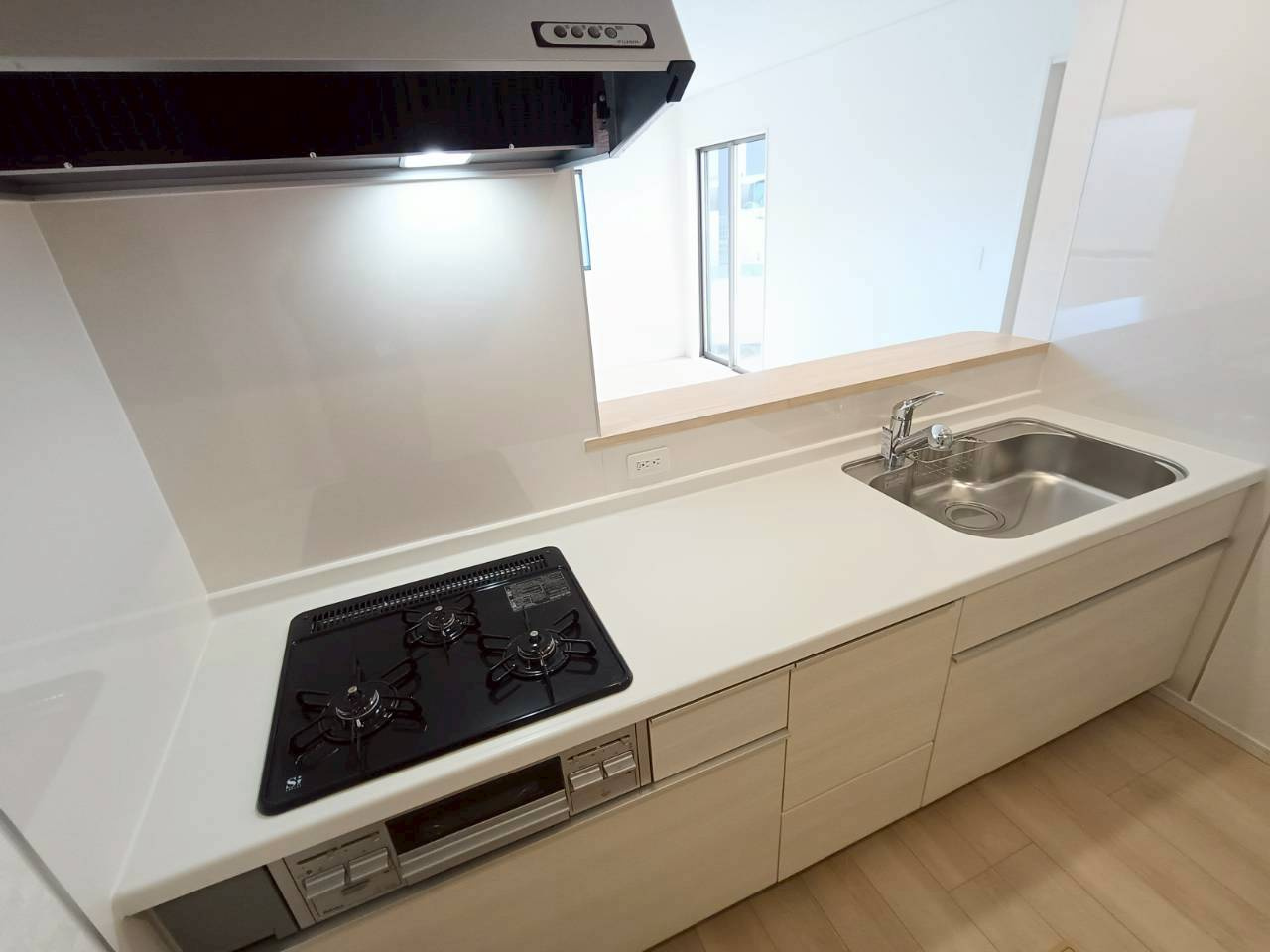 三郷市　彦成1丁目　新築戸建　全1棟のキッチン|キッチンスペースも広く、ご夫婦二人でキッチンに立っても問題ありませんよ