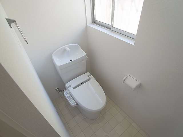 クローバーⅡのトイレ|ウォシュレット完備換気窓付