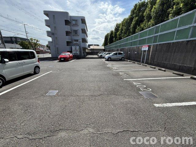 リバージュの駐車場