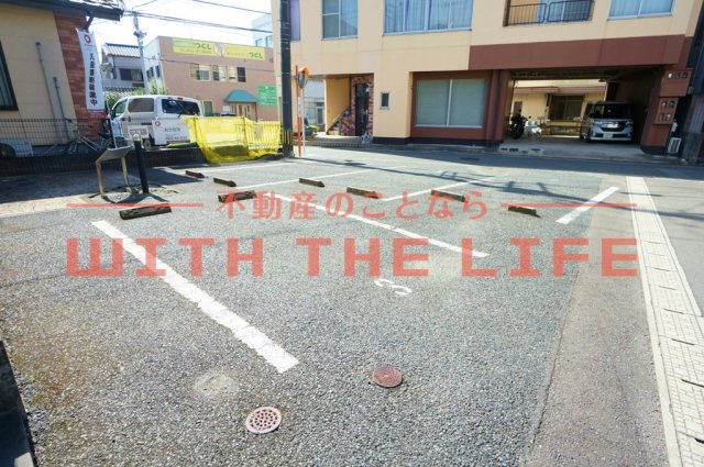 フローラ国分【キャッシュバック対象物件】の駐車場|駐車場があるので、車を買う予定の方も安心です