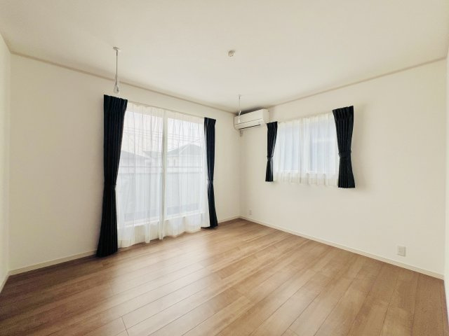 太田市由良町の洋室|7帖の広々とした主寝室は、大きなベッドを設置してもゆとりのある空間◎