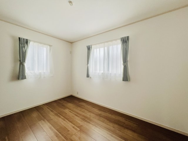 太田市由良町の洋室|2面採光で日当たり風通し良好♪