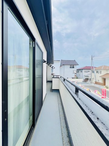 太田市由良町のバルコニー|2部屋から行き来できる横長バルコニー♪