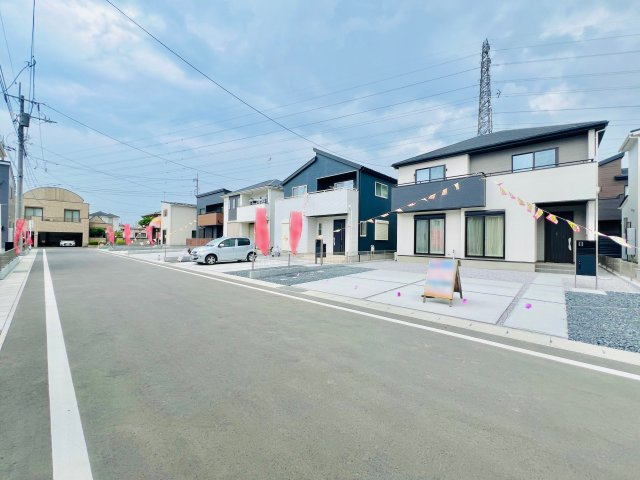 太田市由良町の前面道路含む現地写真|前面道路、敷地内で駐車も楽々♪