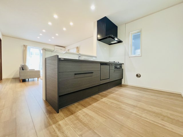 太田市由良町のキッチン|収納も充実のキッチンは、作業スペースも広々♪