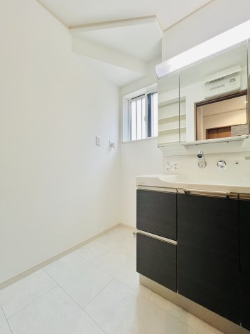 太田市由良町の独立洗面台|洗濯機や収納棚を設置してもゆとりのある洗面脱衣所◎