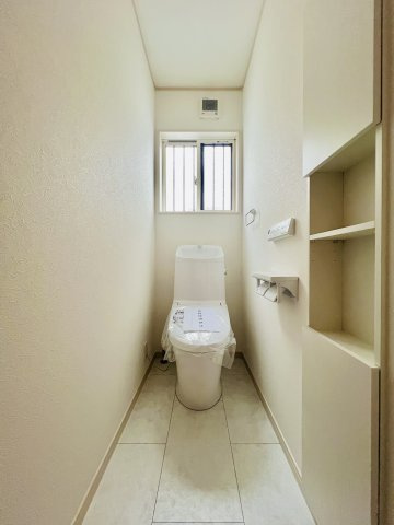 太田市由良町のトイレ|便利な壁収納付きトイレ◎