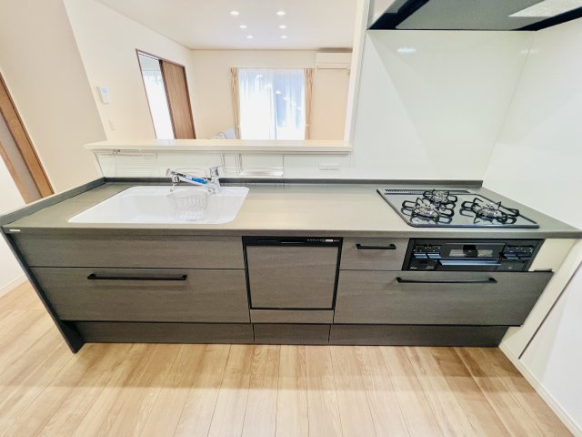 太田市由良町のキッチン|ご家族との会話も弾む、対面キッチン♪