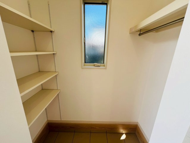 第1期の収納|〇シューズインクローク〇
可動棚付きの収納スペース♪洗面脱衣所の横にあるので、タオルや着替えをしまっておくのも良いですね（＾＾）
2025年10月撮影