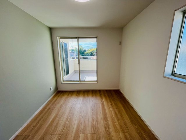 第1期の洋室|〇洋室　6帖〇
バルコニー面する洋室。バルコニーへ出入りすることが出来るのでお布団を干す際にとても便利です♪
2025年10月撮影