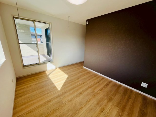 第1期の洋室|〇洋室　7.3帖〇
バルコニーに面した主寝室に大型ウォークインクロゼット完備！パイプや枕棚で空間を立体的に使います。衣類の種類や使用頻度に合わせて、整頓できます。
2025年10月撮影