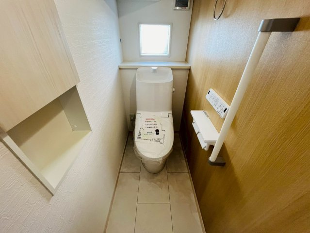 第1期のトイレ|〇トイレ〇
収納＆タオル掛け付きトイレ。ご家族様が多いご家庭の方も安心の1、2階トイレ完備！
2025年10月撮影