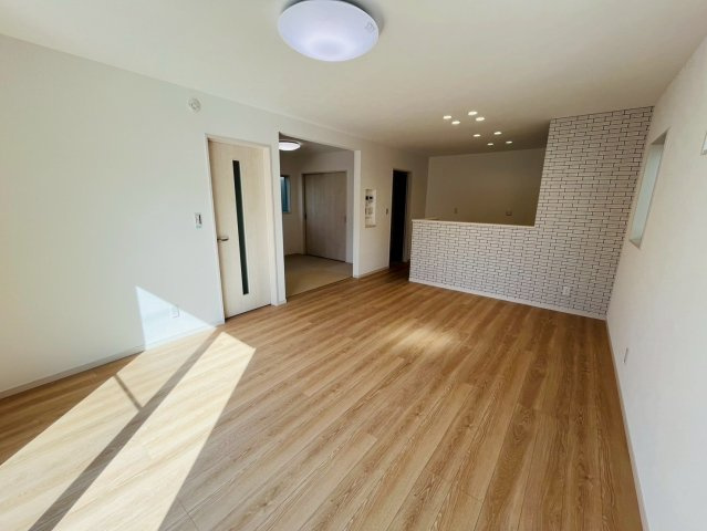 第1期の居間・リビング|〇リビング〇
落ち着きのある木目調目のリビング。15.7帖と広い空間でゆったりとした時間を過ごすことができます♪
2025年10月撮影