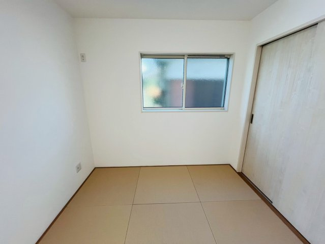 第1期の和室|〇タタミルーム　4.5帖〇
リビングと続き間の和室です。日差しが注ぎ、心地よい空間です。
2025年10月撮影