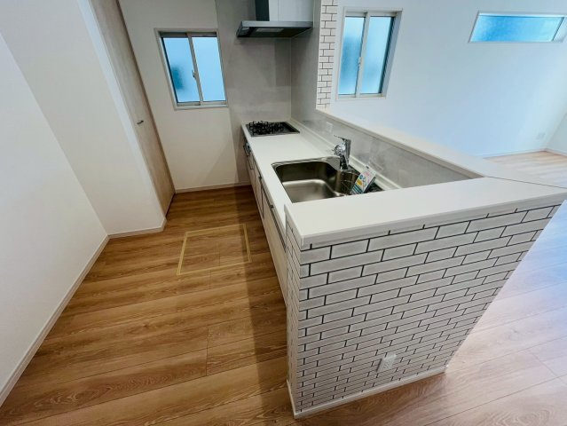 第1期のキッチン|〇キッチン〇
食洗器付きで忙しい家事の味方になります♪開放感のある対面式キッチン。お料理しながら家族の顔が見られる安心感があります（＾＾）
2025年10月撮影