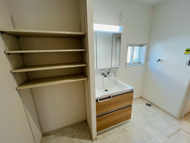 第1期の独立洗面台|〇洗面所〇
リネンスペース付き！ご家族揃って身支度可能なゆとりの洗面室♪
2025年10月撮影