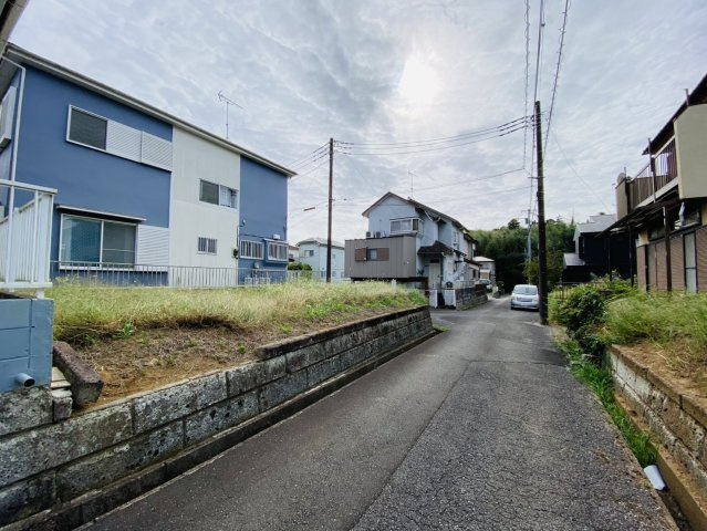 富里市立沢　売土地　角地の前面道路含む現地写真