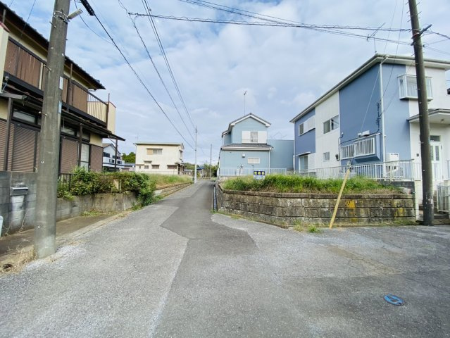 富里市立沢　売土地　角地の前面道路含む現地写真