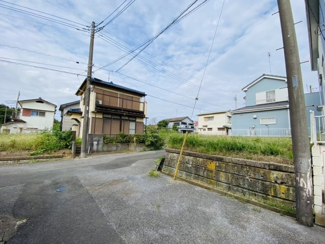 富里市立沢　売土地　角地の前面道路含む現地写真