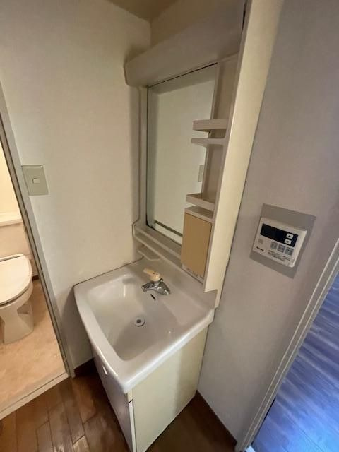 東向島一丁目貸戸建の洗面所