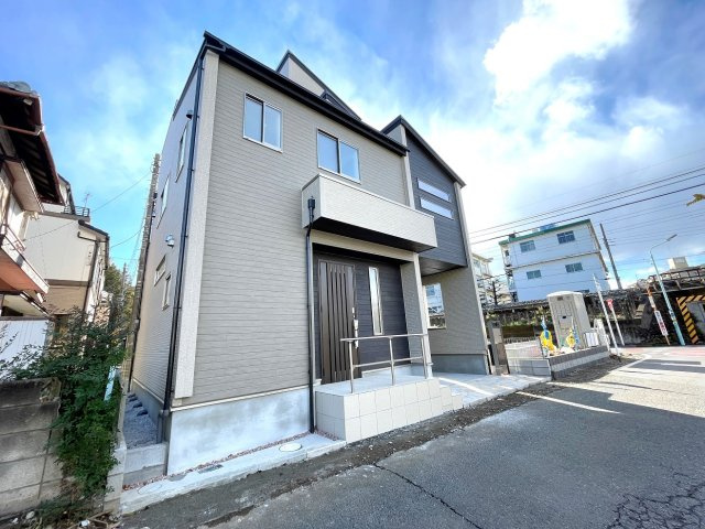 ふじみ野市駒西１丁目 新築戸建の外観|玄関側は公道と緑道に面しているので開放感があります。